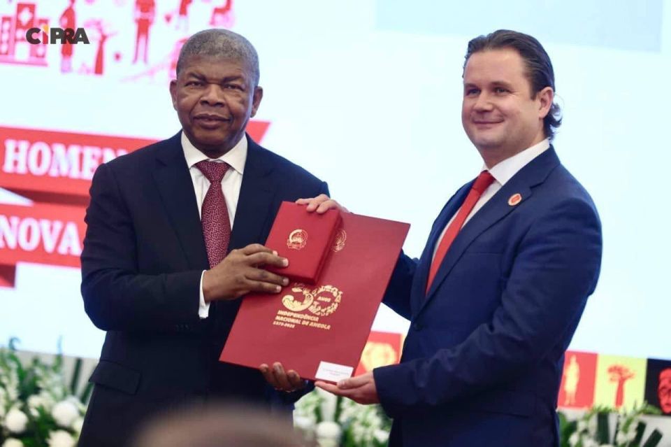 6 ноября 2025 года Временный поверенный в делах России в Анголе А.Е.Брянцев принял участие в торжественной церемонии награждения памятными медалями, посвященной 50-летию независимости Анголы