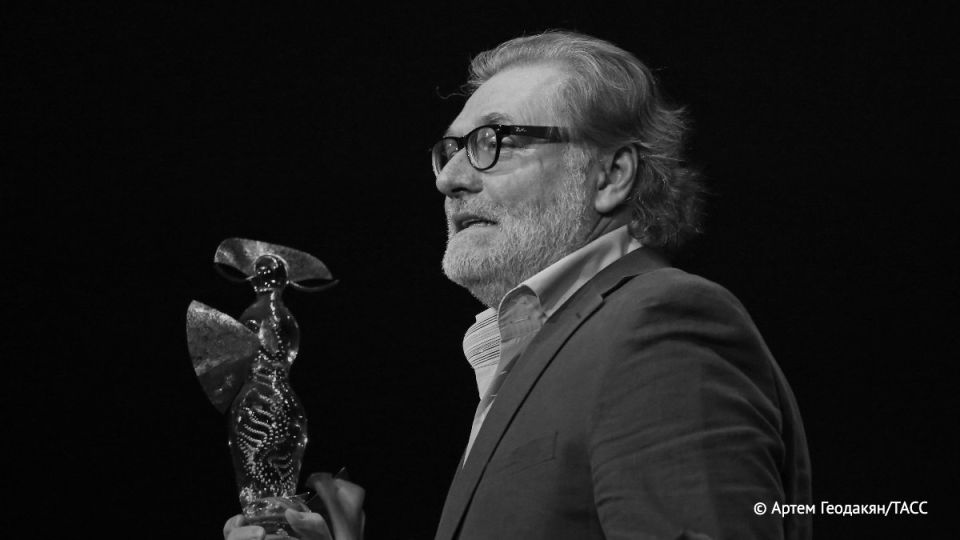 Ведущий актер Театра им. Евгения Вахтангова народный артист РФ Владимир Симонов умер в возрасте 68 лет, сообщил источник, близкий к окружению артиста