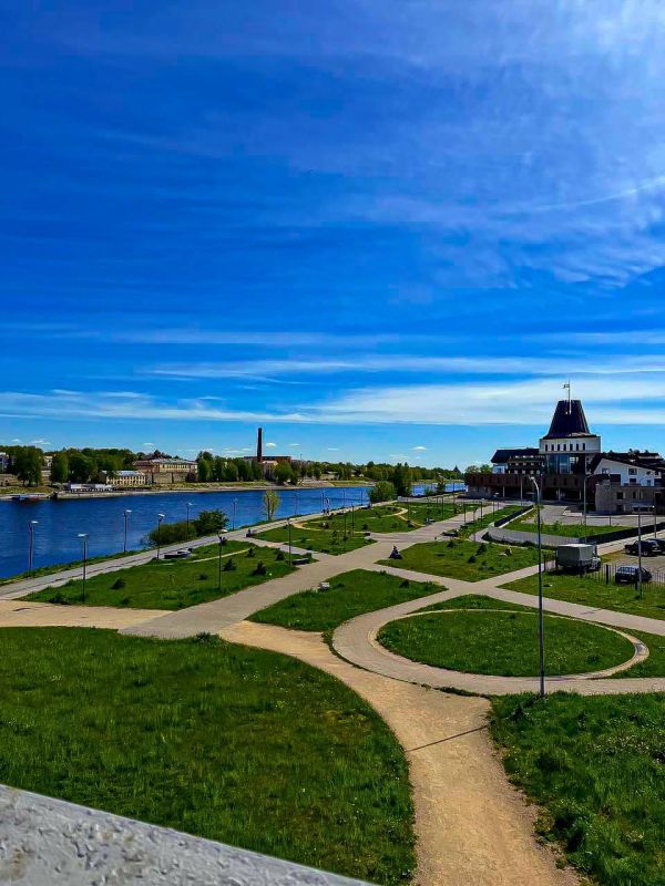 Прогулка по золотым дорожкам набережной: солнце, река и уютный шёпот осени