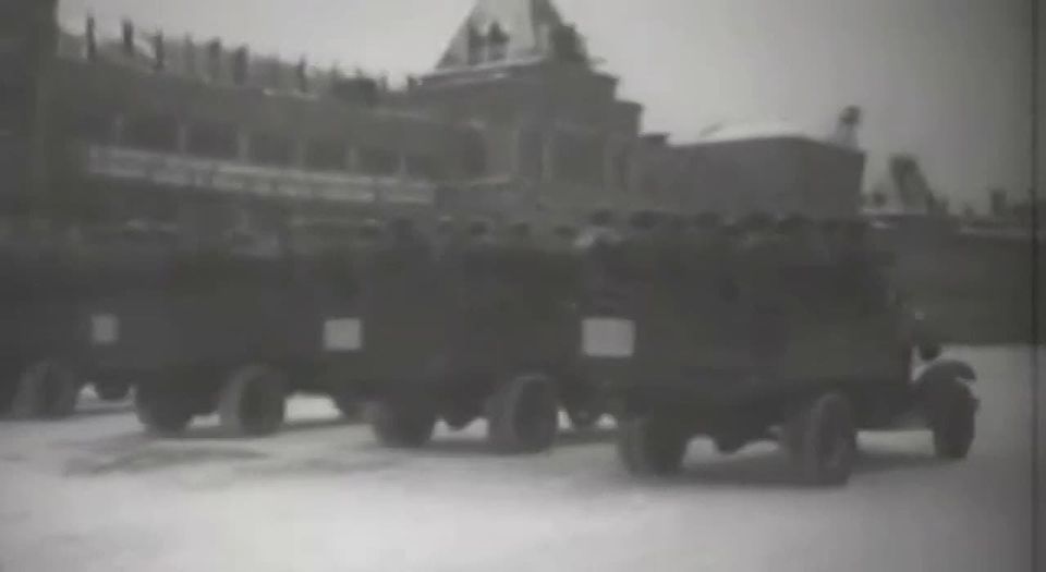 Артём Шейнин: Кстати говоря, к вопросу о недавнем 7 ноября и обычным в этот день спорам условных 'красных' и 'белых' на темы жизнеспособности 'красного проекта'