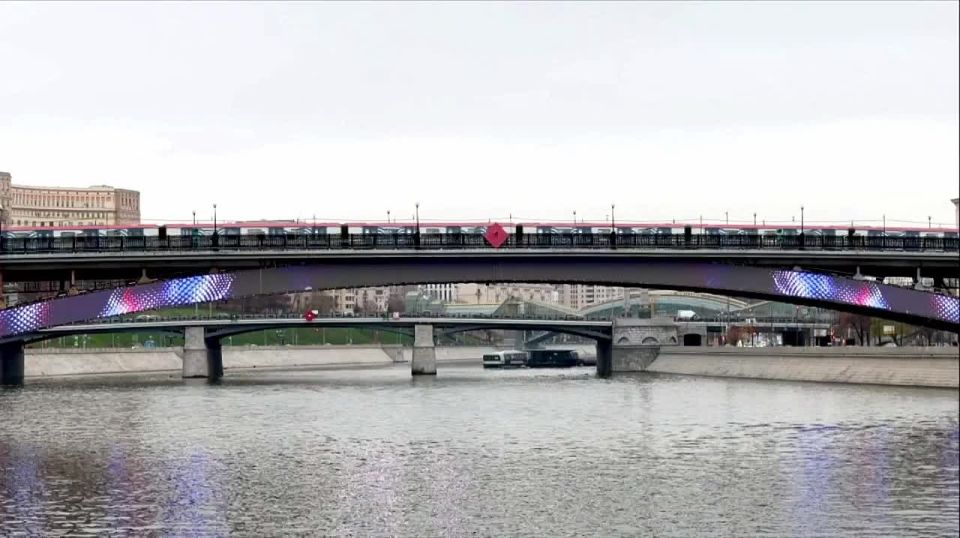 Метромост напоминает — сегодня День экономиста