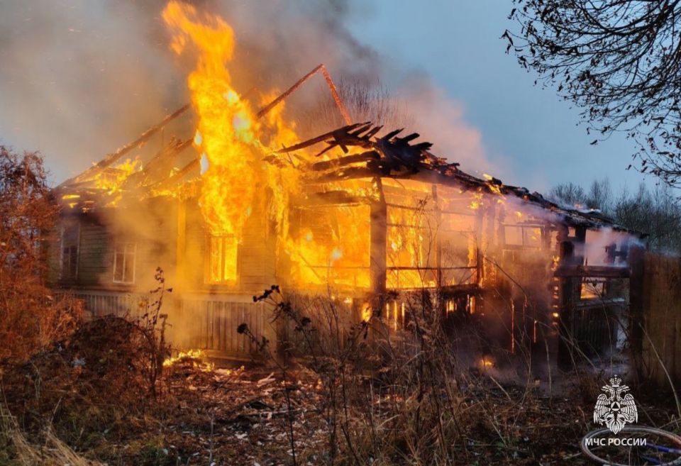 #ОперативноЗаСутки. За минувшие сутки пожарные подразделения Псковской области реагировали на возгорание жилого дома на улицеДворовая в деревне Дорка Локнянского муниципального округа