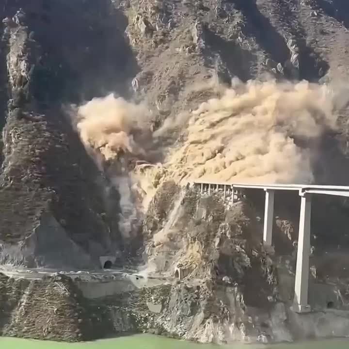 Участок моста рухнул в Китае