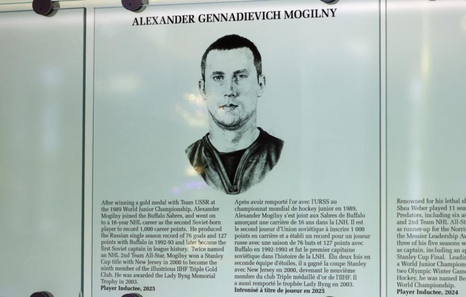 Обладатель Кубка Стэнли Александр Могильный введен в Зал хоккейной славы в Торонто, сообщает пресс-служба НХЛ