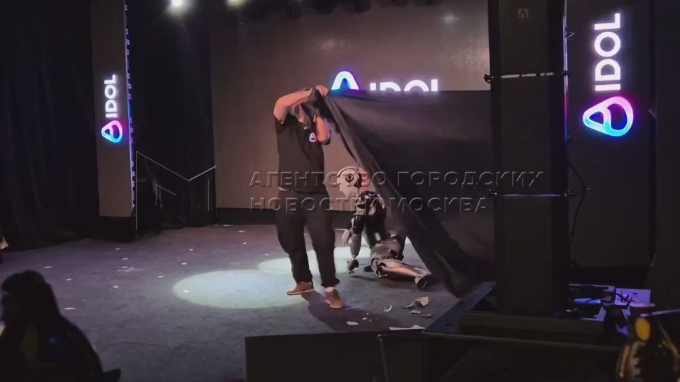 Первый в России антропоморфный робот упал на презентации в Москве