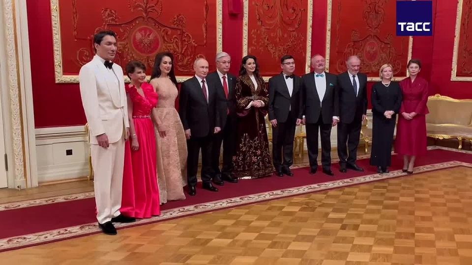 Путин и Токаев после гала-концерта пообщались с артистами в Большом театре