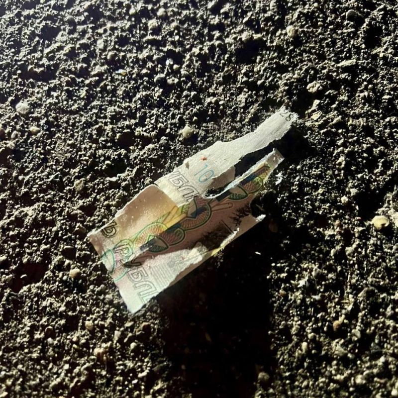 Пострадавший в Красногорске мальчик поднял с земли неустановленное взрывное устройство, замаскированное под упаковку с купюрой 10 рублей: после произошла детонация, ребенок пострадал, его госпитализировали