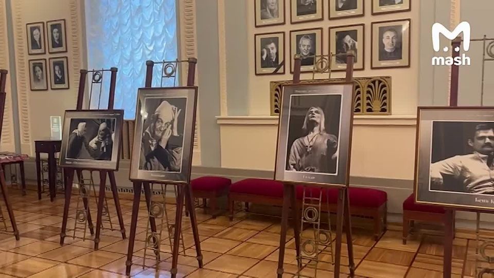 Церемония прощания с народным артистом Владимиром Симоновым в эти минуты проходит в театре Вахтангова в Москве