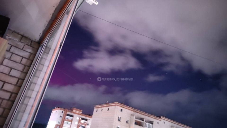 Кадрами северного сияния делятся в Сети