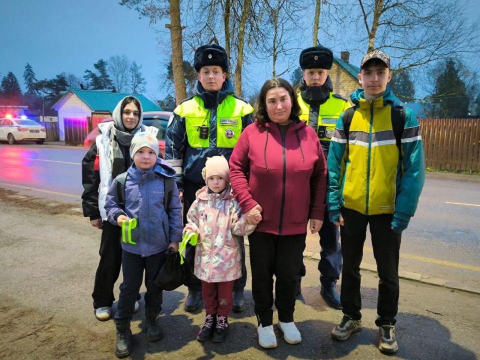 Сотрудники ОГИБДД МО МВД России «Струго-Красненский» совместно с Комитетом по физической культуре, спорту и молодёжной политике Администрации округа, волонтёрами из отряда "Заря" провели профилактическую акцию "Засветись!...