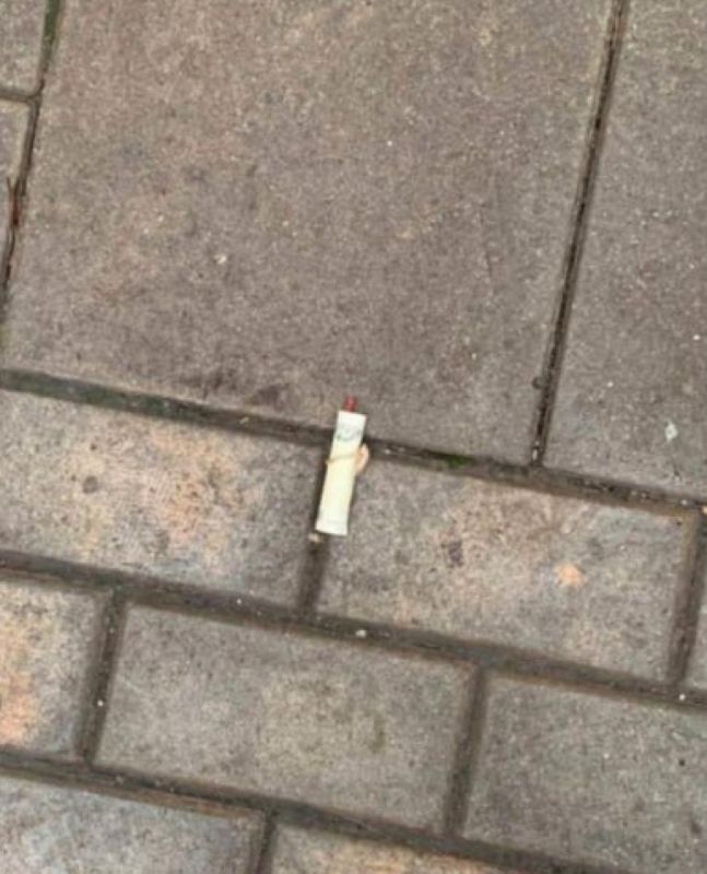 Подозрительный предмет, обмотанный 10-рублевой купюрой, нашли у подъезда ЖК «Мир Митино» на западе Москвы, пишут в местных группах