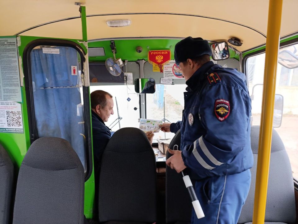 Сотрудники отделения Госавтоинспекции МО МВД России "Бежаницкий" продолжают активно осуществлять контроль за соблюдением требований безопасности при осуществлении пассажирских перевозок