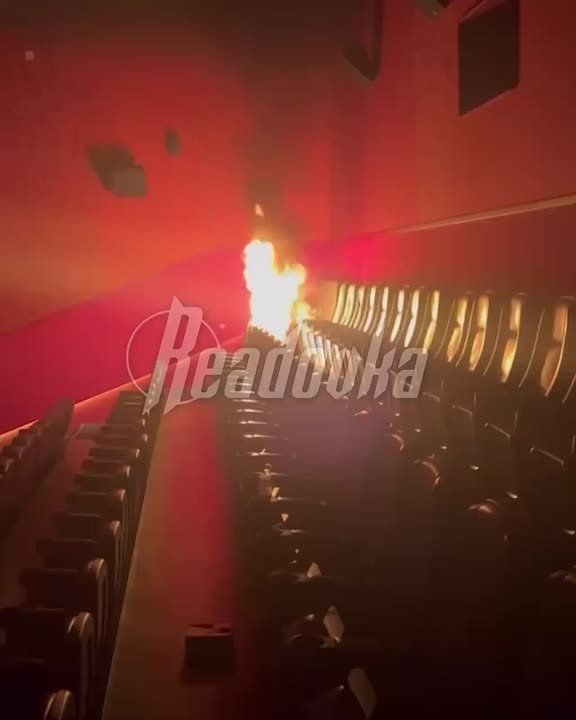 Появились кадры поджога зала в кинотеатре
