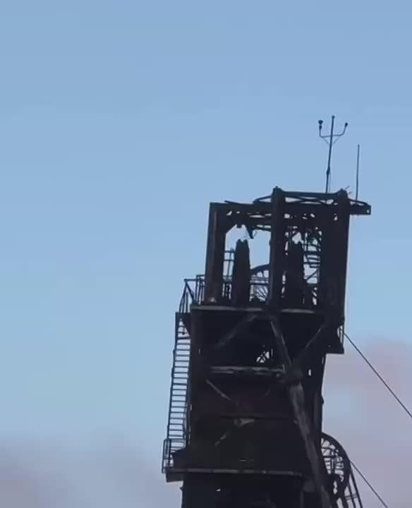 Водружение российского флага на шахте в Димитрове