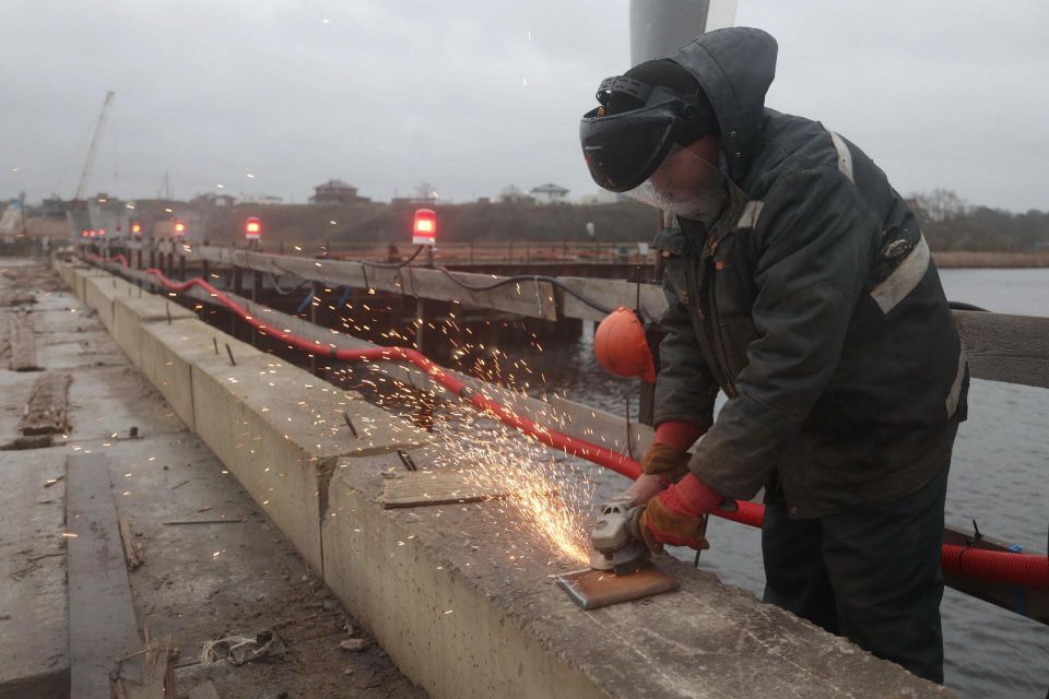 Мост строят - искры летят!