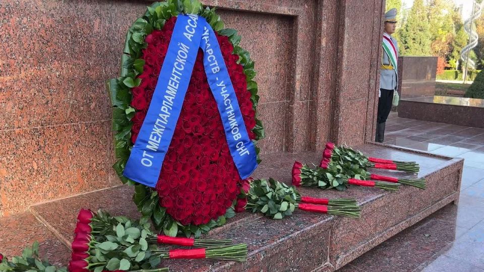 Валентина Матвиенко в составе делегаций стран-участниц Межпарламентской Ассамблеи СНГ приняла участие в торжественной церемонии возложения венка и цветов к памятнику Исмоилу Сомони на площади «Дусти» в Мемориальном комплексе...