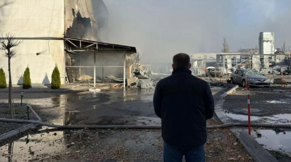 Юрий Котенок: Вражеские каналы сообщают, что этой ночью под удар попал склад фармацевтической компании "Оптима-Фарм, ЛТД", которая до СВО занимала ведущие позиции на украинском рынке, а в данный момент занимается поставками...