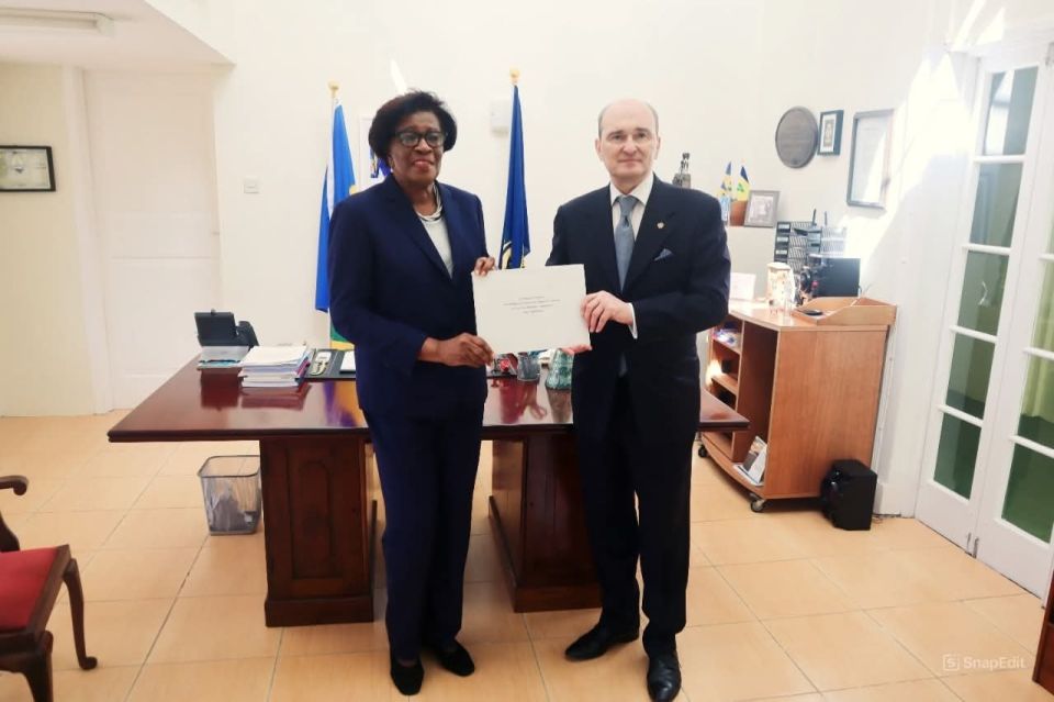 12 ноября с.г. в г. Кингстаун, Сент-Винсент и Гренадины, состоялась церемония вручения верительных грамот Посла России А.А.Прицепова Генерал-Губернатору Даме Сьюзан Дуган