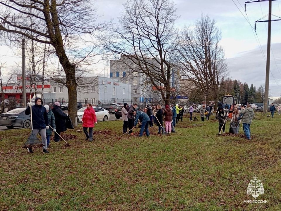 Чистота начинается с нас. На минувшей неделе на территории Главного управления МЧС России по Псковской области прошёл субботник