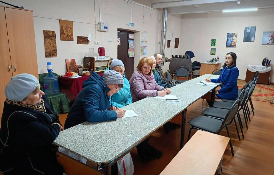 Прокурор Локнянского района Надежда Новик провела личный прием граждан в д. Гоголево Локнянского муниципального округа