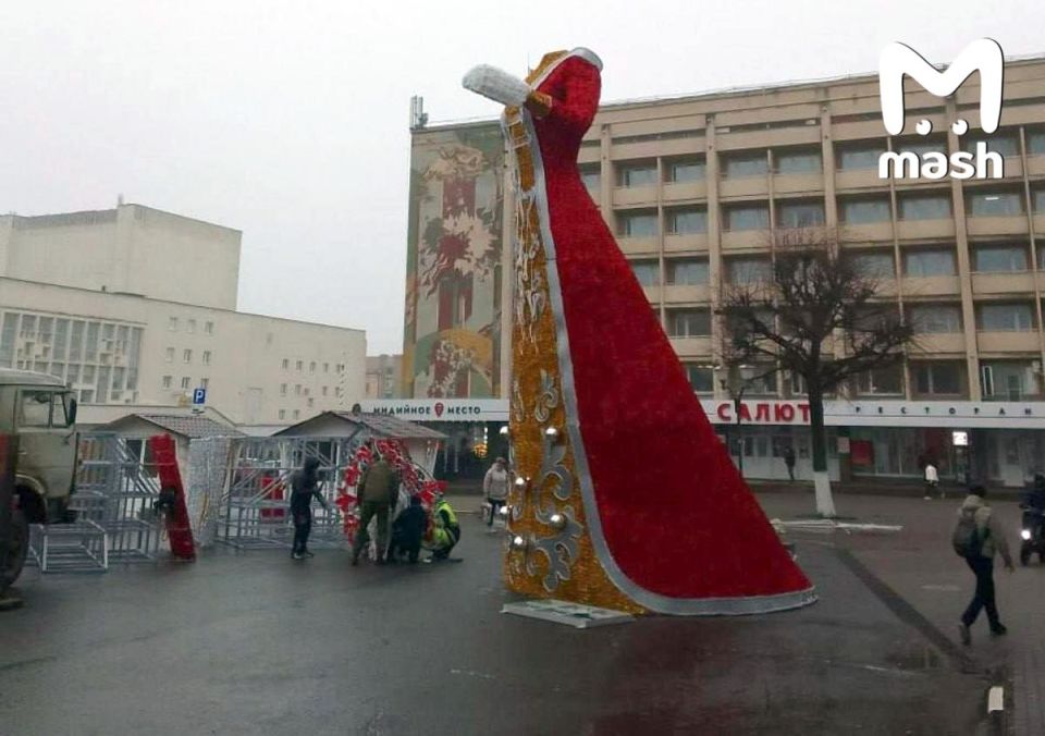 Открываем хит-парад предновогоднего кринжа Снегурочкой без головы из Орла за 17 миллионов бюджетных рублей