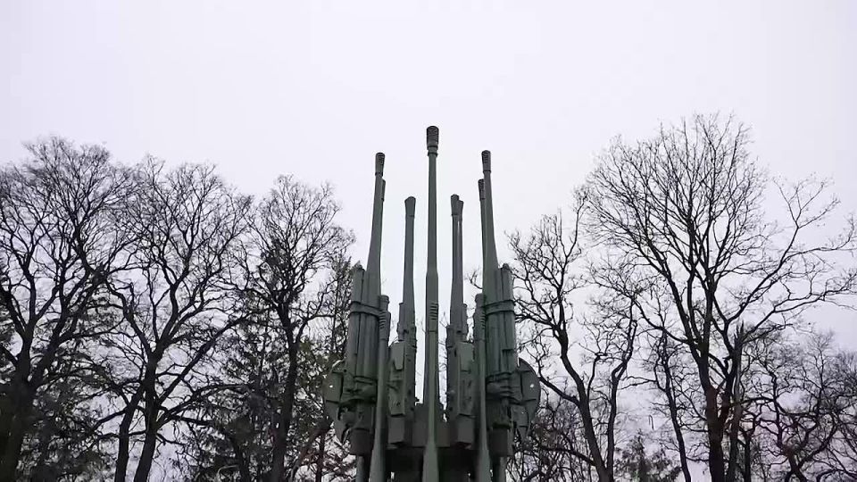 Михаил Ведерников: Вместе с Премьер-министром Республики Абхазия Владимиром ДЕЛБА возложили цветы к подножию монумента у Могилы Неизвестного солдата – в память о великом подвиге бойцов, павших на полях сражений за свободу и...