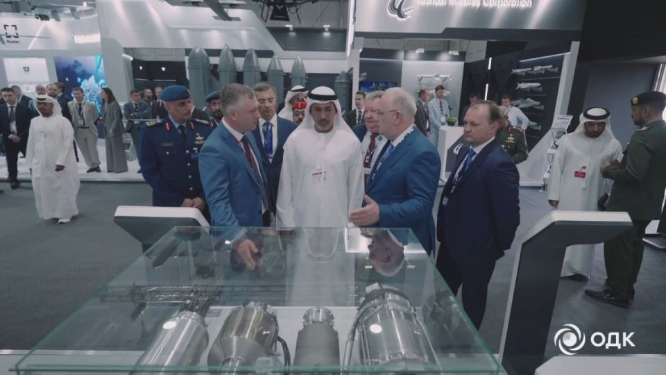 #ОДКМеждународный. Государственный министр по делам обороны ОАЭ Мохаммед Аль-Мазруи оценил новейшие двигатели ОДК На Международной авиационно-космической выставке Dubai Airshow 2025 Объединенная двигателестроительная...