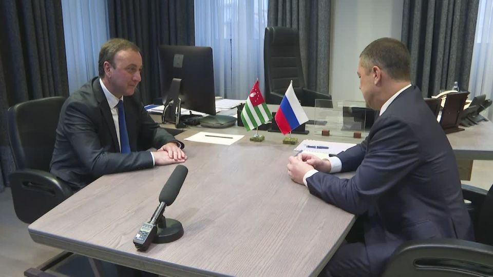 Михаил Ведерников: С Премьер-министром Республики Абхазия Владимиром ДЕЛБА ответили на вопросы журналистов