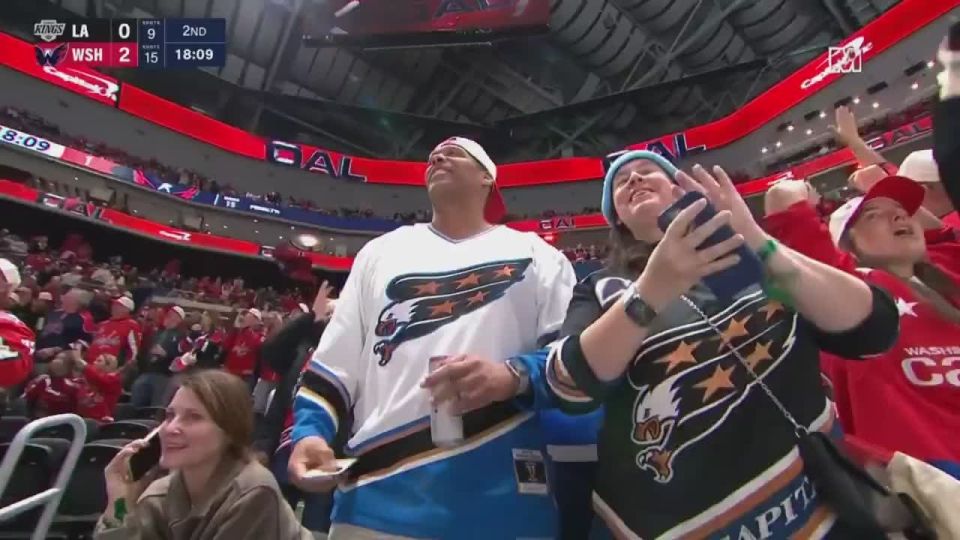 Овечкин побил новый рекорд — в матче с «Лос-Анджелесом» (2:1) наш спортсмен забросил свою 81-ю победную шайбу в домашних играх, обойдя по этому показателю легендарного чеха Ягра (80)