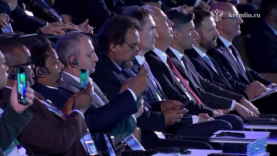 В развитии ИИ нужно постоянно двигаться вперед, сказал Путин, выступая на конференции «Сбера» по искусственному интеллекту