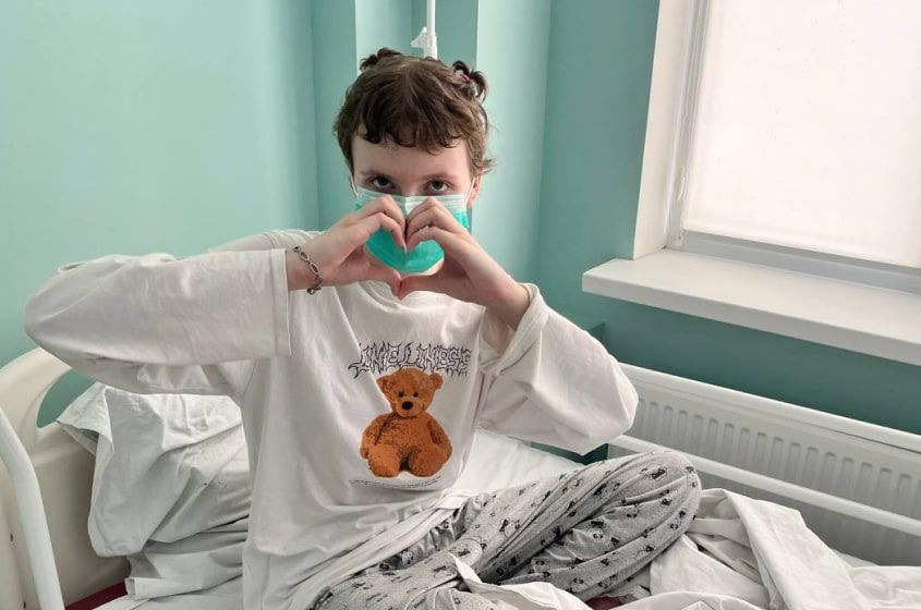 «Мам… я всё-таки выйду на сцену, слышишь?» — шепчет Вероника, когда боль стихает