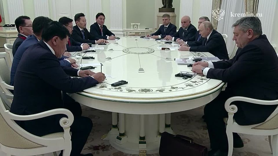 Президент России Владимир Путин принял в Кремле Премьер-министра Монголии Гомбожавын Занданшатара (18 ноября 2025 года)