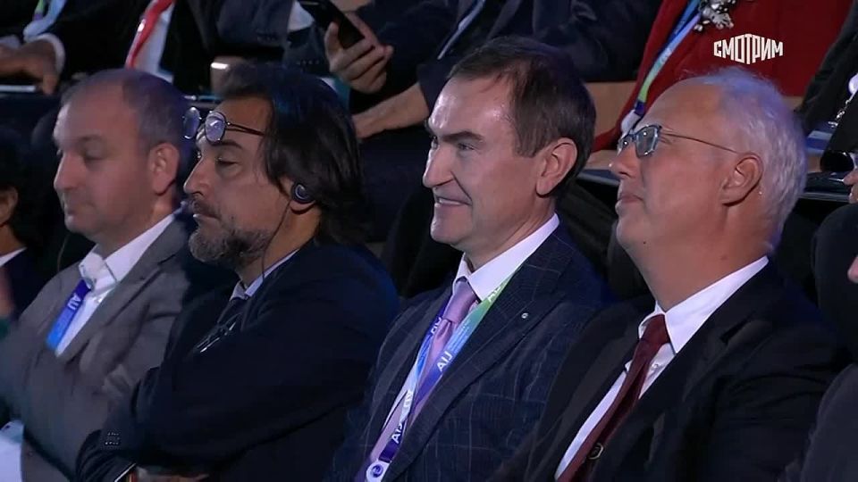 "Нет неэффективных сотрудников — есть сотрудники, с которыми вы плохо работали": Владимир Путин прокомментировал заявление Грефа о сокращении сотрудников "Сбера", которых заменят ИИ