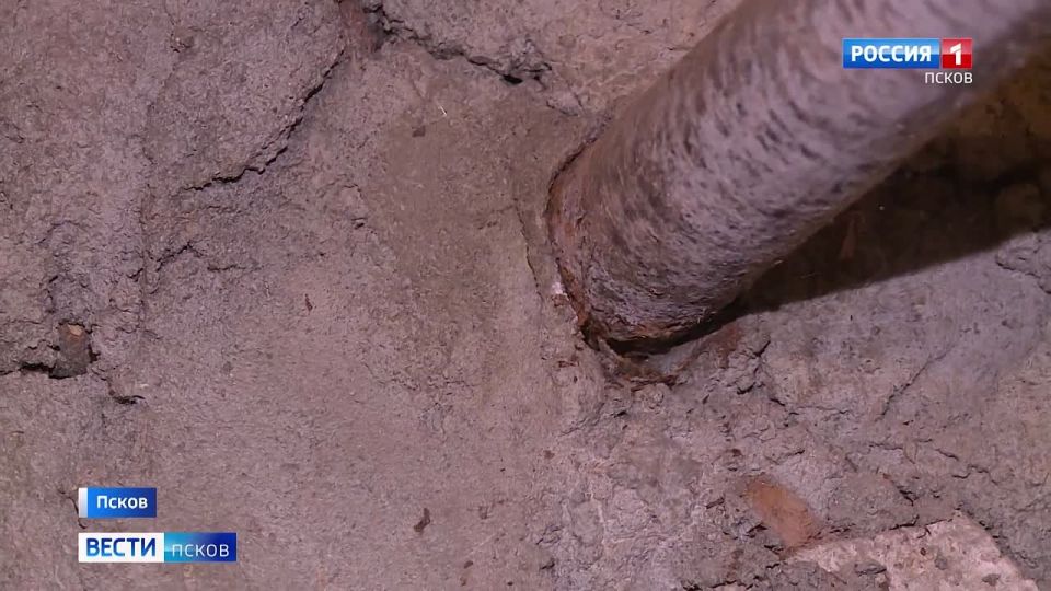 Больше месяца часть жителей бывшего общежития квартирного типа по Максима Горького, 13 в Пскове живет без холодной воды