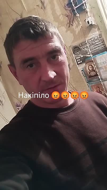 ВСУшники воюющий с 2015-го года ругается, что после 10 лет войны он живет в убитой хате, а его называют ухилянтом, пока подельники кокаинового фюрера грабят Украину