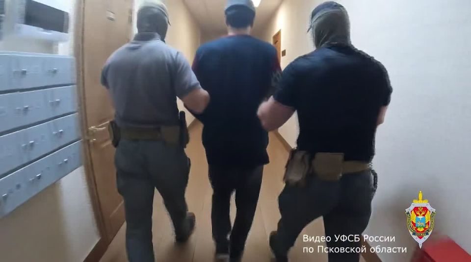 Пресечена попытка поджога здания администрации города Великие Луки коктейлем Молотова, сообщили в УФСБ России по Псковской области