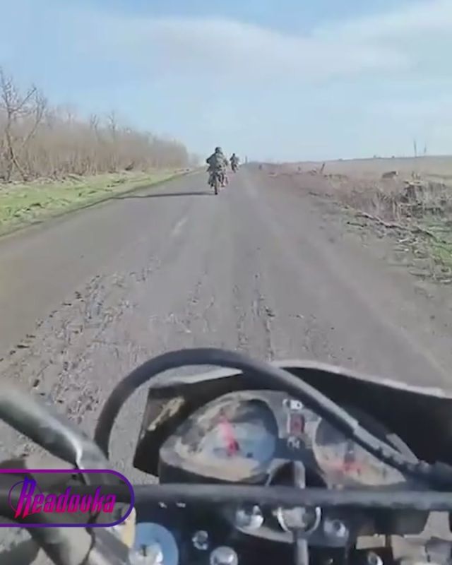 Русские бойцы выводят из Покровска ВСУшников, массово сдающихся в плен