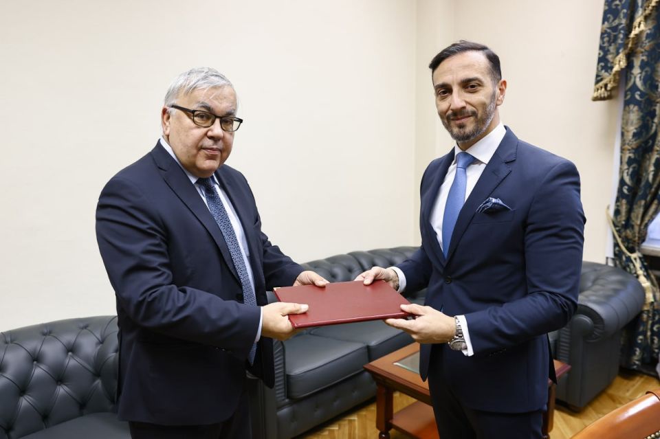 21 ноября заместитель Министра иностранных дел Российской Федерации С.В.Вершинин принял назначенного Посла Ливанской Республики в Российской Федерации Башира Салеха Аззама, который вручил копии верительных грамот