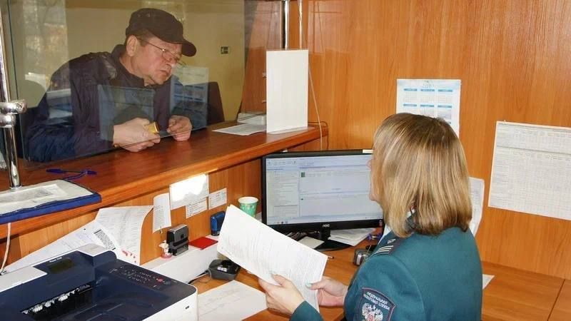 Михаил Ведерников: Поздравляю сотрудников и ветеранов Управления федеральной налоговой службы по Псковской области с профессиональным праздником и 35-летием образования налоговой службы!