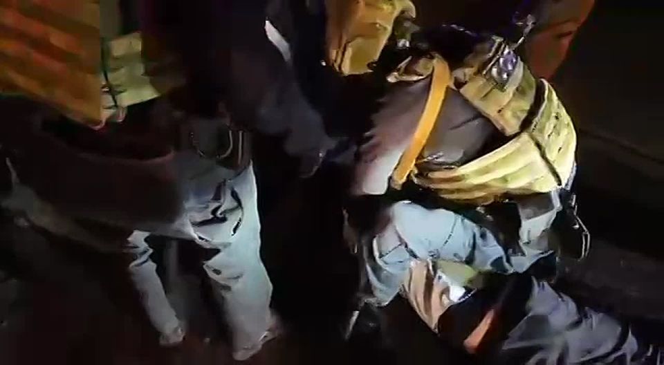 «На пол легли!»: кадры очень жёсткого задержания предателей, вымогавших деньги у военных