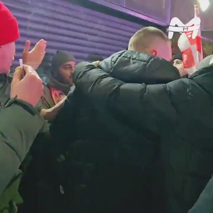 Фанаты "Спартака" избили болельщика ЦСКА на стадионе после дерби