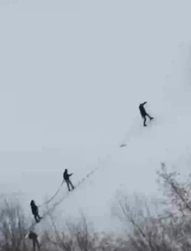 Двое детей провалились под лед в Новосибирске, один из них погиб