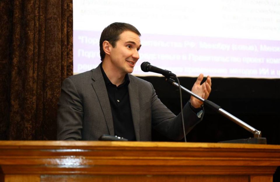 Замглавы Минобрнауки России Денис Секиринский принял участие в пленарном заседании форума «Искусственный интеллект в химии и материаловедении»