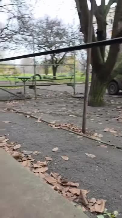 Обстановка в Гуляйполе.. Персонаж на видео призывает к эвакуации из города на фоне стрельбы (то-ли по дронам, то-ли уже где-то на окраинах). Ранее пала оборона ВСУ в Веселом, Зеленом Гае и Затишье. Высокое падет на днях....