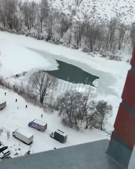 Двое детей провалились под лед Новосибирске — тело одного из них все еще ищут