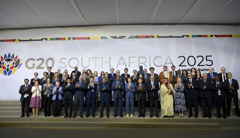 Фотосессия шерп и су-шерп членов «Группы двадцати» по случаю окончания Южно-Африканского саммита лидеров форума ведущих мировых экономик в Йоханнесбурге 22-23 ноября