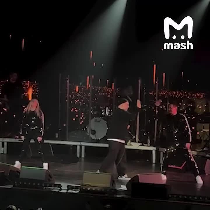 Мемные танцоры Булановой ушли работать в "Марсель" — культовые два прихлопа с тремя притопами без особых изменений в хореографии замечены на вчерашнем концерте в Питере