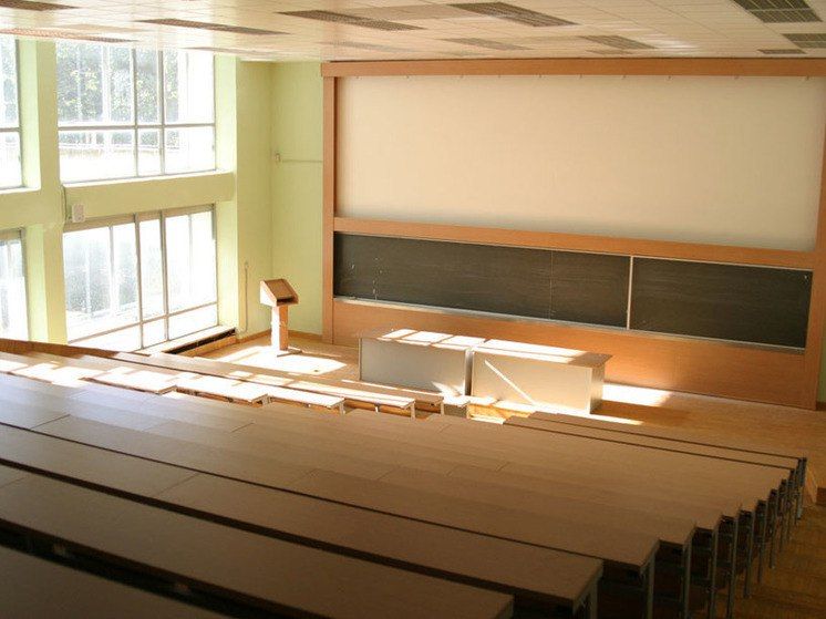 Платных мест станет меньше: правительство ограничит набор в вузы по популярным специальностям