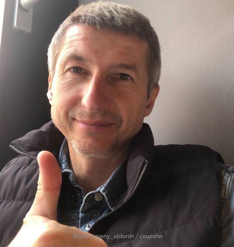 Бывший футболист сборной России Евгений Алдонин заявил, что борется с тяжелой болезнью и надеется победить ее. Сообщение от него передал комментатор Дмитрий Шнякин