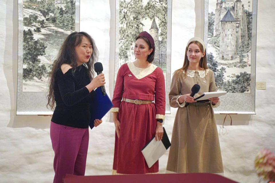 Китайский художник представил 10 работ на выставке в псковском музее